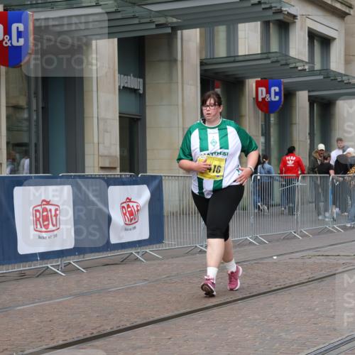 13.09.2026 - 21. swb-Marathon Bremen Strokosch-Dieckow http://msf.ph/oto/10371631 13.09.2026 11:32:27 Ziel 12416 meine-sportfotos.de