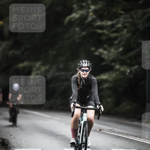 13.09.2026 - Stadtparktriathlon H.Heesch http://msf.ph/oto/10371759 13.09.2026 13:26:43 Radfahren 1321, 1329, 1374, 1380 meine-sportfotos.de