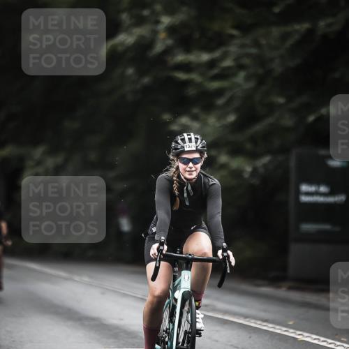 13.09.2026 - Stadtparktriathlon H.Heesch http://msf.ph/oto/10371774 13.09.2026 13:26:43 Radfahren 1321, 1329, 1374, 1380 meine-sportfotos.de