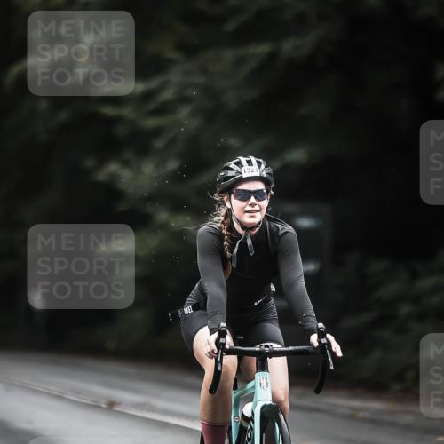 13.09.2026 - Stadtparktriathlon H.Heesch http://msf.ph/oto/10371786 13.09.2026 13:26:43 Radfahren 1321, 1329, 1374, 1380 meine-sportfotos.de
