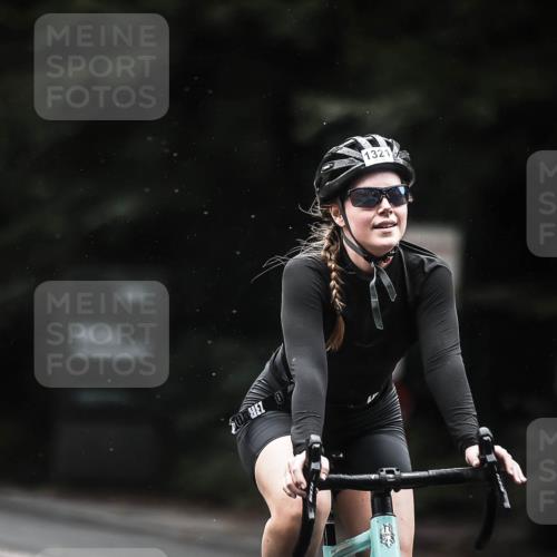 13.09.2026 - Stadtparktriathlon H.Heesch http://msf.ph/oto/10371813 13.09.2026 13:26:44 Radfahren 1321, 1329, 1374, 1380 meine-sportfotos.de
