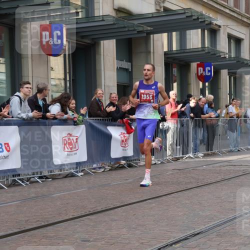 13.09.2026 - 21. swb-Marathon Bremen Strokosch-Dieckow http://msf.ph/oto/10372612 13.09.2026 12:17:57 Ziel 1956 meine-sportfotos.de
