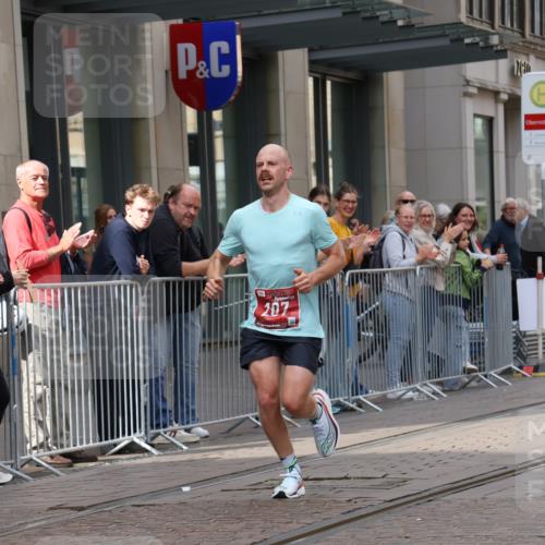 13.09.2026 - 21. swb-Marathon Bremen Strokosch-Dieckow http://msf.ph/oto/10372739 13.09.2026 12:19:24 Ziel 207 meine-sportfotos.de