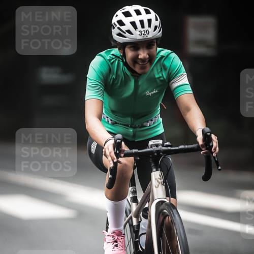 13.09.2026 - Stadtparktriathlon H.Heesch http://msf.ph/oto/10373909 13.09.2026 10:24:14 Radfahren 301, 306, 320, 403, 409, 445 meine-sportfotos.de