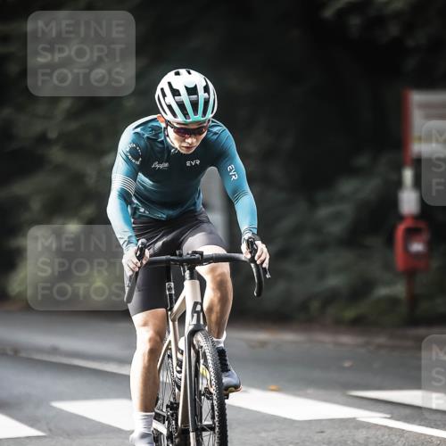 13.09.2026 - Stadtparktriathlon H.Heesch http://msf.ph/oto/10374061 13.09.2026 10:54:02 Radfahren 385, 408, 489, 519, 622 meine-sportfotos.de