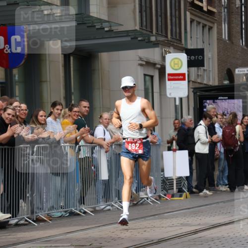 13.09.2026 - 21. swb-Marathon Bremen Strokosch-Dieckow http://msf.ph/oto/10374626 13.09.2026 12:27:11 Ziel 692 meine-sportfotos.de