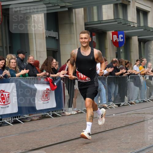 13.09.2026 - 21. swb-Marathon Bremen Strokosch-Dieckow http://msf.ph/oto/10375020 13.09.2026 12:28:25 Ziel 2054, 443, 614, 751 meine-sportfotos.de