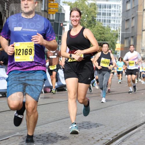 13.09.2026 - 21. swb-Marathon Bremen Strokosch-Dieckow http://msf.ph/oto/10375484 13.09.2026 11:02:39 Ziel 10153, 10154, 10173, 10273, 10274, 10278, 10331, 10338, 10439, 10636, 10738, 10885, 10915, 10943, 11249, 11505, 11576, 11811, 11853, 11886, 12042, 12094, 12134, 12135, 12169, 12437, 10190, 10296, 10633, 10783, 10945, 10954, 10955, 10985, 11096, 11107, 11564, 11701, 11719, 11730, 11776, 11785, 12071, 12247, 12451, 12465 meine-sportfotos.de