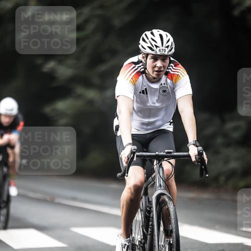 13.09.2026 - Stadtparktriathlon H.Heesch http://msf.ph/oto/10375597 13.09.2026 10:56:37 Radfahren 413, 443, 670, 679, 688 meine-sportfotos.de