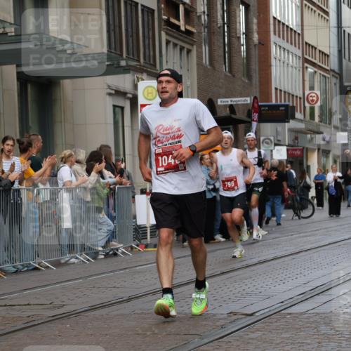 13.09.2026 - 21. swb-Marathon Bremen Strokosch-Dieckow http://msf.ph/oto/10375650 13.09.2026 12:29:06 Ziel 1651, 317, 608, 796, 1046 meine-sportfotos.de