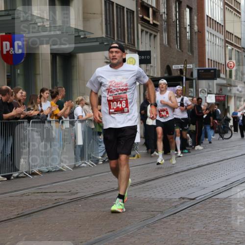 13.09.2026 - 21. swb-Marathon Bremen Strokosch-Dieckow http://msf.ph/oto/10375666 13.09.2026 12:29:07 Ziel 821, 1651, 317, 608, 796, 1046 meine-sportfotos.de