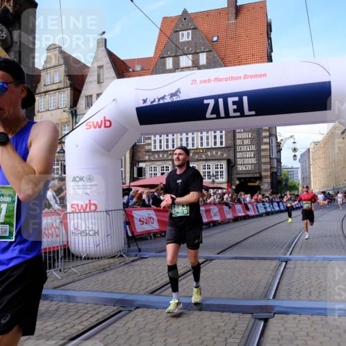 13.09.2026 - 21. swb-Marathon Bremen Tim E. http://msf.ph/oto/10375922 13.09.2026 13:12:17 Ziel 493, 826, 863, 2444, 2447, 2820, 3336, 3703, 4283, 4368, 4698, 5521, 5893, 6668, 6739, 7621, 9398 meine-sportfotos.de