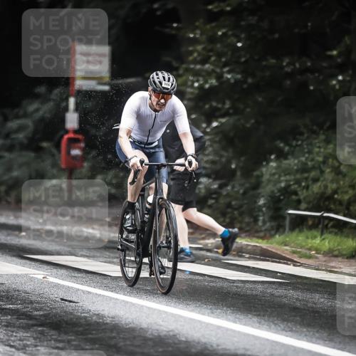 13.09.2026 - Stadtparktriathlon H.Heesch http://msf.ph/oto/10376045 13.09.2026 12:15:35 Radfahren 832, 966, 1011 meine-sportfotos.de