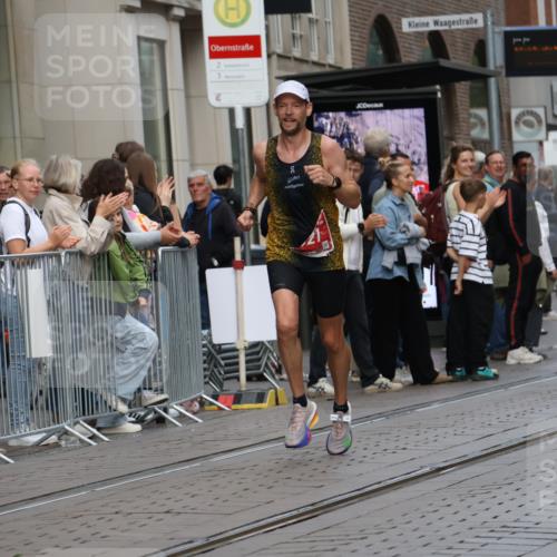 13.09.2026 - 21. swb-Marathon Bremen Strokosch-Dieckow http://msf.ph/oto/10376154 13.09.2026 12:29:46 Ziel 821 meine-sportfotos.de