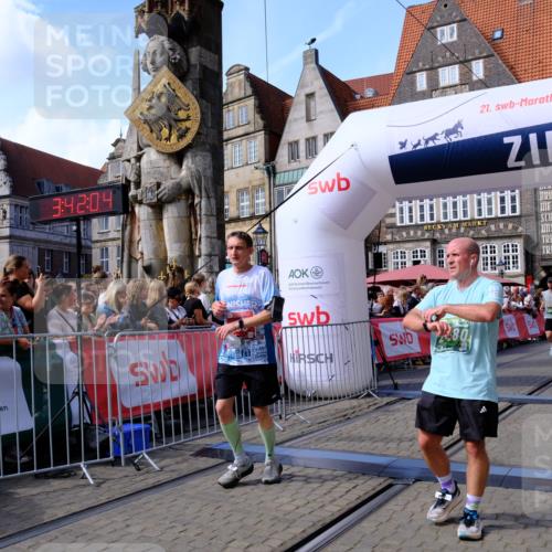 13.09.2026 - 21. swb-Marathon Bremen Tim E. http://msf.ph/oto/10376825 13.09.2026 13:12:53 Ziel 899, 1517, 2362, 2480, 3054, 3988, 4560, 4879, 5416, 6796, 9775, 9803, 13106 meine-sportfotos.de