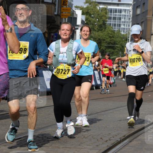 13.09.2026 - 21. swb-Marathon Bremen Strokosch-Dieckow http://msf.ph/oto/10377049 13.09.2026 11:03:18 Ziel 10185, 10296, 10528, 10598, 10633, 10715, 10731, 10954, 10955, 11095, 11107, 11313, 11564, 11697, 11719, 11730, 11785, 11836, 12071, 12214, 12247, 12421, 12432, 12448, 12465, 12483, 10092, 10187, 10309, 10420, 10902, 10904, 11211, 11411, 11598, 11655, 11746, 11773, 12184, 12185, 12611 meine-sportfotos.de