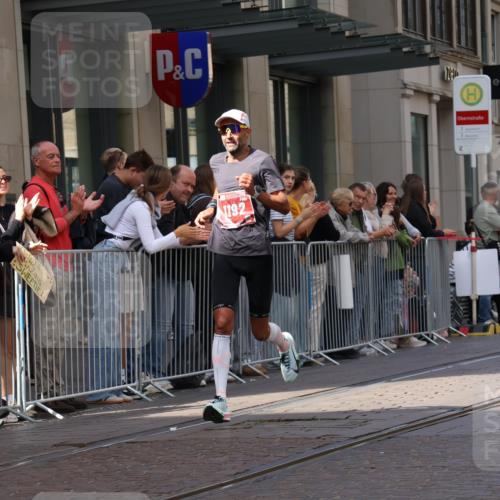 13.09.2026 - 21. swb-Marathon Bremen Strokosch-Dieckow http://msf.ph/oto/10377082 13.09.2026 12:34:05 Ziel 1154, 1997, 1192 meine-sportfotos.de