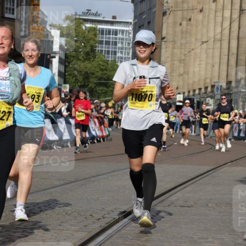 13.09.2026 - 21. swb-Marathon Bremen Strokosch-Dieckow http://msf.ph/oto/10377083 13.09.2026 11:03:19 Ziel 10185, 10528, 10598, 10715, 10727, 10731, 10954, 10955, 11070, 11095, 11107, 11313, 11564, 11676, 11697, 11730, 11785, 11836, 12071, 12214, 12247, 12421, 12432, 12448, 12465, 12483, 10187, 10309, 10420, 10902, 10904, 11211, 11411, 11598, 11655, 11746, 11773, 12184, 12185, 12611 meine-sportfotos.de