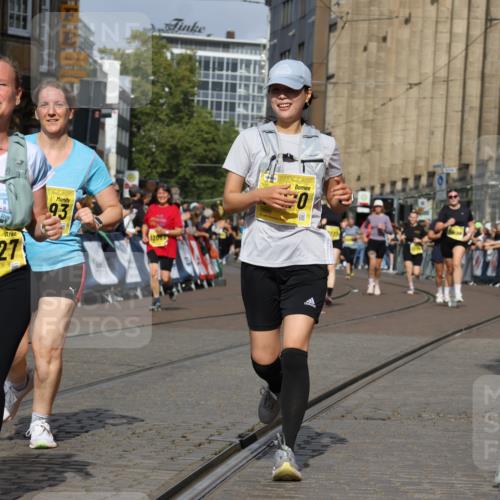 13.09.2026 - 21. swb-Marathon Bremen Strokosch-Dieckow http://msf.ph/oto/10377100 13.09.2026 11:03:19 Ziel 10185, 10528, 10598, 10715, 10727, 10731, 10954, 10955, 11070, 11095, 11107, 11313, 11564, 11676, 11697, 11730, 11785, 11836, 12071, 12214, 12247, 12421, 12432, 12448, 12465, 12483, 10187, 10309, 10420, 10902, 10904, 11211, 11411, 11598, 11655, 11746, 11773, 12184, 12185, 12611 meine-sportfotos.de