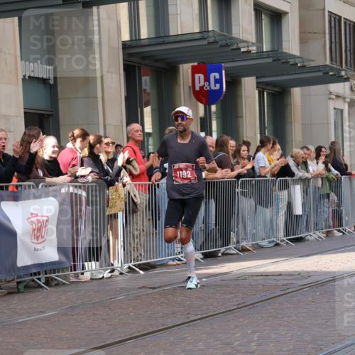 13.09.2026 - 21. swb-Marathon Bremen Strokosch-Dieckow http://msf.ph/oto/10377104 13.09.2026 12:34:05 Ziel 1154, 1997, 1192 meine-sportfotos.de