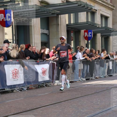 13.09.2026 - 21. swb-Marathon Bremen Strokosch-Dieckow http://msf.ph/oto/10377123 13.09.2026 12:34:06 Ziel 1154, 1997, 1192 meine-sportfotos.de