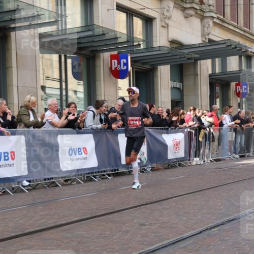 13.09.2026 - 21. swb-Marathon Bremen Strokosch-Dieckow http://msf.ph/oto/10377162 13.09.2026 12:34:07 Ziel 1154, 1997, 1192 meine-sportfotos.de