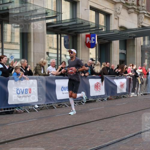 13.09.2026 - 21. swb-Marathon Bremen Strokosch-Dieckow http://msf.ph/oto/10377181 13.09.2026 12:34:07 Ziel 1154, 1997, 1192 meine-sportfotos.de