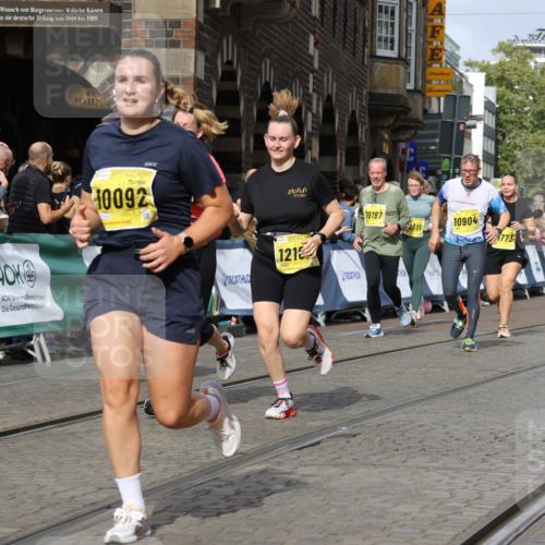 13.09.2026 - 21. swb-Marathon Bremen Strokosch-Dieckow http://msf.ph/oto/10377522 13.09.2026 11:03:30 Ziel 10092, 10150, 10185, 10195, 10237, 10528, 10531, 10598, 10715, 10724, 10727, 10959, 11070, 11095, 11493, 11676, 11830, 11836, 12068, 12214, 12421, 12432, 12483, 10090, 10091, 10327, 10420, 10569, 10902, 10950, 11211, 11411, 11595, 11655, 11746, 11868, 12074 meine-sportfotos.de