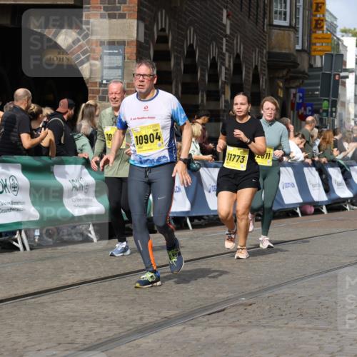 13.09.2026 - 21. swb-Marathon Bremen Strokosch-Dieckow http://msf.ph/oto/10377610 13.09.2026 11:03:32 Ziel 10092, 10150, 10185, 10195, 10237, 10528, 10531, 10598, 10715, 10724, 10727, 10959, 11070, 11095, 11493, 11676, 11830, 11836, 12068, 12184, 12185, 12214, 12421, 12432, 12483, 10090, 10091, 10327, 10569, 10796, 10902, 10950, 11595, 11868, 12074 meine-sportfotos.de