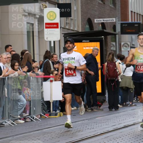13.09.2026 - 21. swb-Marathon Bremen Strokosch-Dieckow http://msf.ph/oto/10377829 13.09.2026 12:35:58 Ziel 245, 1238, 1670 meine-sportfotos.de