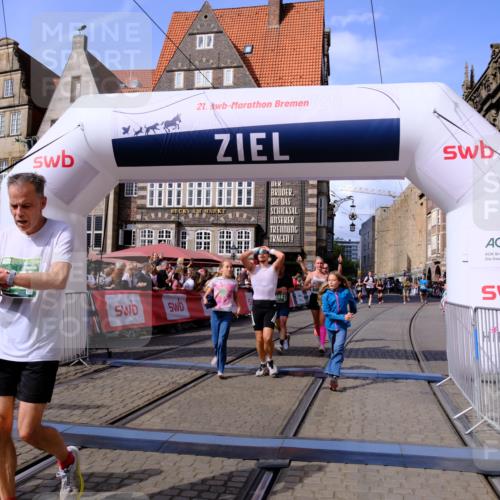 13.09.2026 - 21. swb-Marathon Bremen Tim E. http://msf.ph/oto/10377864 13.09.2026 13:13:32 Ziel 280, 313, 621, 987, 1207, 2130, 2498, 2962, 3566, 3625, 4582, 5345, 5769, 6038, 6394, 7874, 8197, 8291, 8464, 9092 meine-sportfotos.de
