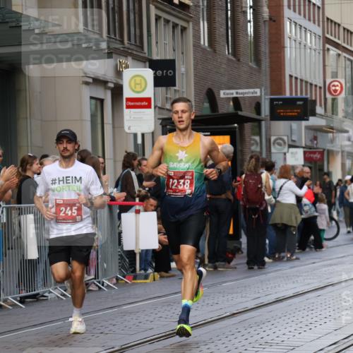 13.09.2026 - 21. swb-Marathon Bremen Strokosch-Dieckow http://msf.ph/oto/10377890 13.09.2026 12:36:00 Ziel 245, 1238, 1670 meine-sportfotos.de