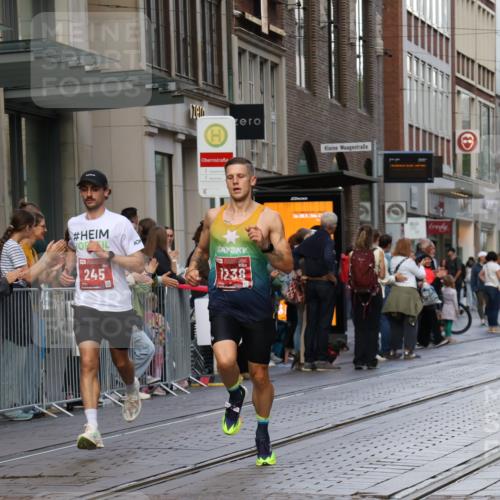 13.09.2026 - 21. swb-Marathon Bremen Strokosch-Dieckow http://msf.ph/oto/10377915 13.09.2026 12:36:00 Ziel 245, 1238, 1670 meine-sportfotos.de
