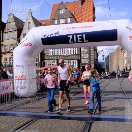 13.09.2026 - 21. swb-Marathon Bremen Tim E. http://msf.ph/oto/10377960 13.09.2026 13:13:33 Ziel 280, 313, 621, 987, 1207, 2130, 2498, 2962, 3566, 3625, 4582, 5345, 5769, 6038, 6394, 7874, 8197, 8291, 8464, 9092 meine-sportfotos.de