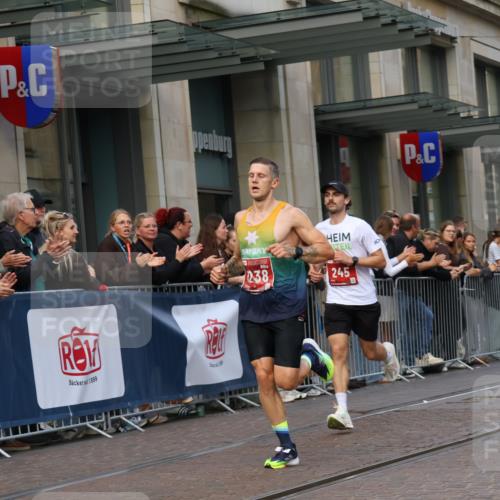 13.09.2026 - 21. swb-Marathon Bremen Strokosch-Dieckow http://msf.ph/oto/10378007 13.09.2026 12:36:01 Ziel 245, 1238, 1670 meine-sportfotos.de