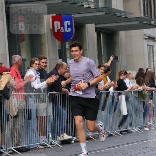 13.09.2026 - 21. swb-Marathon Bremen Strokosch-Dieckow http://msf.ph/oto/10378173 13.09.2026 12:36:09 Ziel 245, 1670 meine-sportfotos.de