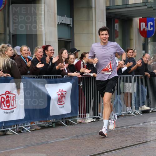 13.09.2026 - 21. swb-Marathon Bremen Strokosch-Dieckow http://msf.ph/oto/10378211 13.09.2026 12:36:10 Ziel 245, 1670 meine-sportfotos.de
