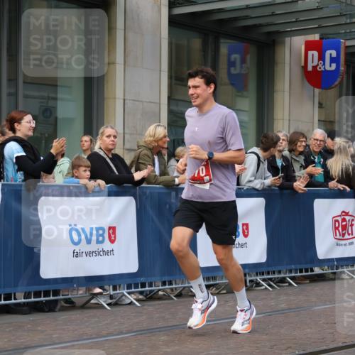 13.09.2026 - 21. swb-Marathon Bremen Strokosch-Dieckow http://msf.ph/oto/10378292 13.09.2026 12:36:12 Ziel 245, 1670 meine-sportfotos.de