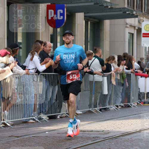 13.09.2026 - 21. swb-Marathon Bremen Strokosch-Dieckow http://msf.ph/oto/10378389 13.09.2026 12:37:33 Ziel 1766, 513, 1957 meine-sportfotos.de