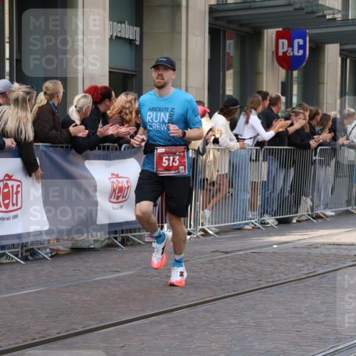 13.09.2026 - 21. swb-Marathon Bremen Strokosch-Dieckow http://msf.ph/oto/10378427 13.09.2026 12:37:34 Ziel 1766, 513, 1957 meine-sportfotos.de