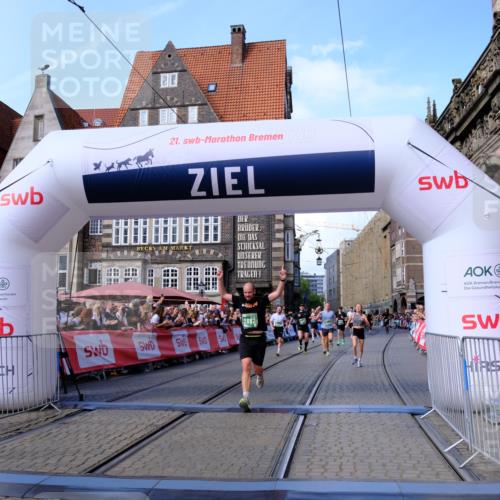 13.09.2026 - 21. swb-Marathon Bremen Tim E. http://msf.ph/oto/10378539 13.09.2026 13:13:52 Ziel 779, 2360, 2401, 2767, 2882, 3413, 6407, 7493, 7707, 8477, 8568, 8840, 8963, 9442, 13099 meine-sportfotos.de