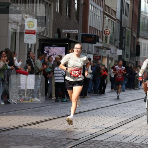 13.09.2026 - 21. swb-Marathon Bremen Strokosch-Dieckow http://msf.ph/oto/10378541 13.09.2026 12:37:38 Ziel 513, 1766, 1957 meine-sportfotos.de