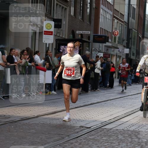 13.09.2026 - 21. swb-Marathon Bremen Strokosch-Dieckow http://msf.ph/oto/10378561 13.09.2026 12:37:39 Ziel 513, 1766, 1957 meine-sportfotos.de