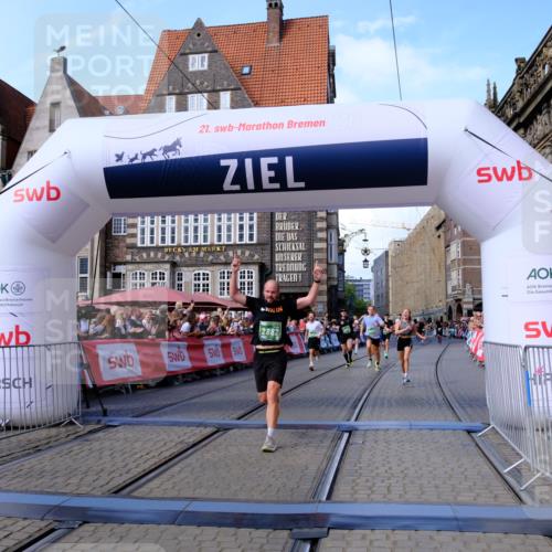 13.09.2026 - 21. swb-Marathon Bremen Tim E. http://msf.ph/oto/10378570 13.09.2026 13:13:53 Ziel 779, 2360, 2401, 2767, 2882, 3413, 6407, 7493, 7707, 8477, 8568, 8840, 8963, 9442, 13099 meine-sportfotos.de