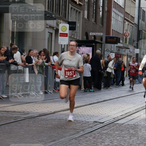 13.09.2026 - 21. swb-Marathon Bremen Strokosch-Dieckow http://msf.ph/oto/10378582 13.09.2026 12:37:39 Ziel 513, 1766, 1957 meine-sportfotos.de