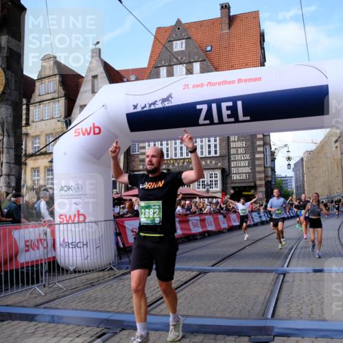 13.09.2026 - 21. swb-Marathon Bremen Tim E. http://msf.ph/oto/10378643 13.09.2026 13:13:54 Ziel 779, 2360, 2401, 2767, 2882, 3413, 6407, 7493, 7707, 8477, 8568, 8840, 8963, 9442, 9884, 13099 meine-sportfotos.de