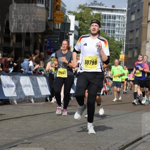 13.09.2026 - 21. swb-Marathon Bremen Strokosch-Dieckow http://msf.ph/oto/10378670 13.09.2026 11:03:58 Ziel 10090, 10091, 10327, 10420, 10569, 10796, 10902, 10950, 11211, 11411, 11595, 11655, 11746, 11868, 12074, 10291, 10390, 10516, 10671, 10672, 10726, 10912, 10913, 11221, 11318, 11539, 11726, 11909, 12001, 12103, 12113, 12140, 12276 meine-sportfotos.de