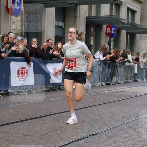 13.09.2026 - 21. swb-Marathon Bremen Strokosch-Dieckow http://msf.ph/oto/10378679 13.09.2026 12:37:41 Ziel 513, 1766, 1957 meine-sportfotos.de