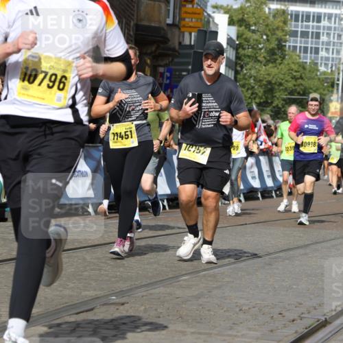 13.09.2026 - 21. swb-Marathon Bremen Strokosch-Dieckow http://msf.ph/oto/10378783 13.09.2026 11:03:59 Ziel 10090, 10091, 10327, 10420, 10569, 10796, 10902, 10950, 11211, 11411, 11595, 11655, 11746, 11868, 12074, 10291, 10390, 10516, 10671, 10672, 10726, 10912, 10913, 11221, 11318, 11539, 11726, 11909, 12001, 12103, 12113, 12140, 12276 meine-sportfotos.de