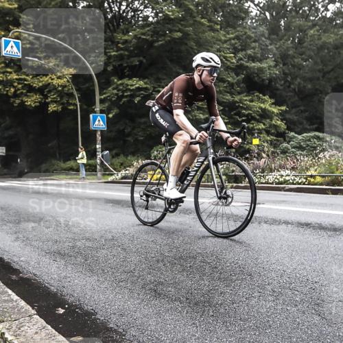 13.09.2026 - Stadtparktriathlon H.Heesch http://msf.ph/oto/10378922 13.09.2026 10:04:07 Radfahren 215, 230 meine-sportfotos.de
